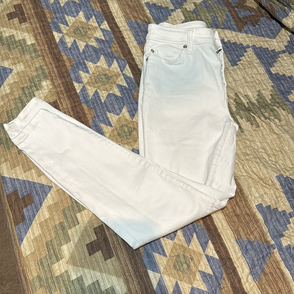 Women’s white skinny jeans